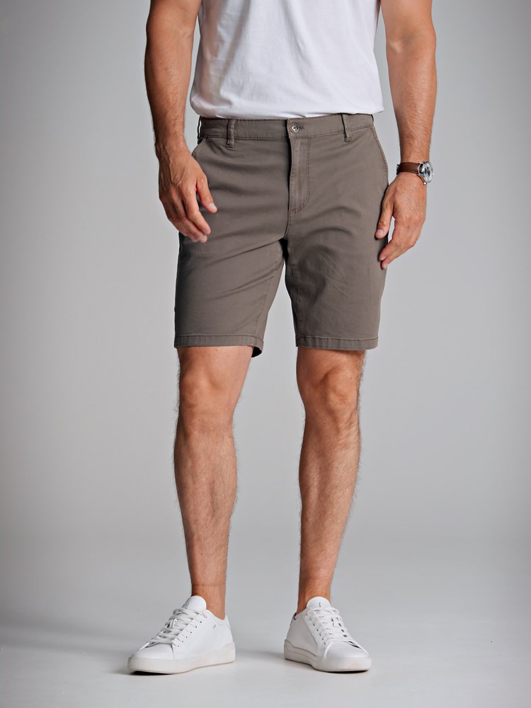 Kriss shorts 7250205_APM-REDFORD-H22-Modell-Front_chn=match_4742_Kriss shorts APM.jpg_Front||Front