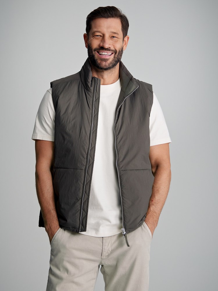 Christiano vest 7502626_GUA-MarioConti-S23-modell-front.jpg_Front||Front