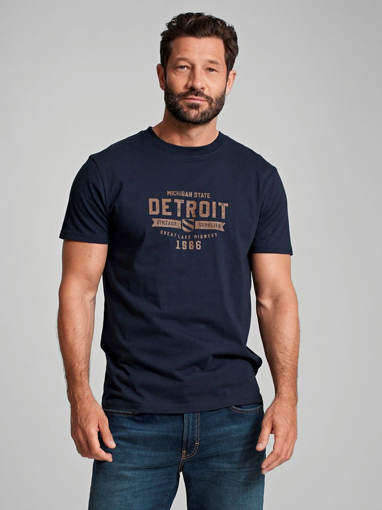 Detroit t-skjorte 7504795_EMU-REDFORD-A23-Modell-Front_chn=match_230.jpg_Front||Front