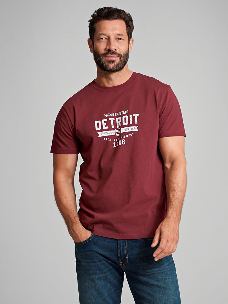 Detroit t-skjorte 7504795_MWO-REDFORD-A23-Modell-Front_chn=match_7488.jpg_Front||Front