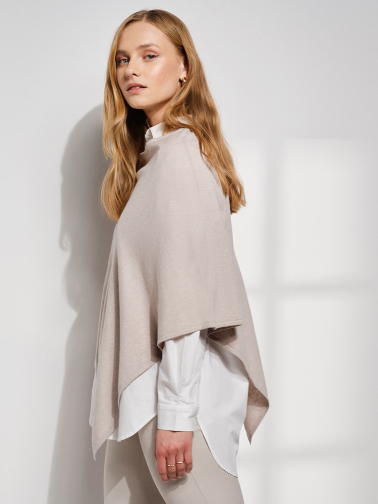 Olea poncho 7505860_AMA-MARIEPHILIPPE-S24-Modell-Front_chn=match_7931_Olea poncho AMA_Olea poncho AMA 7505860.jpg_Front||Front