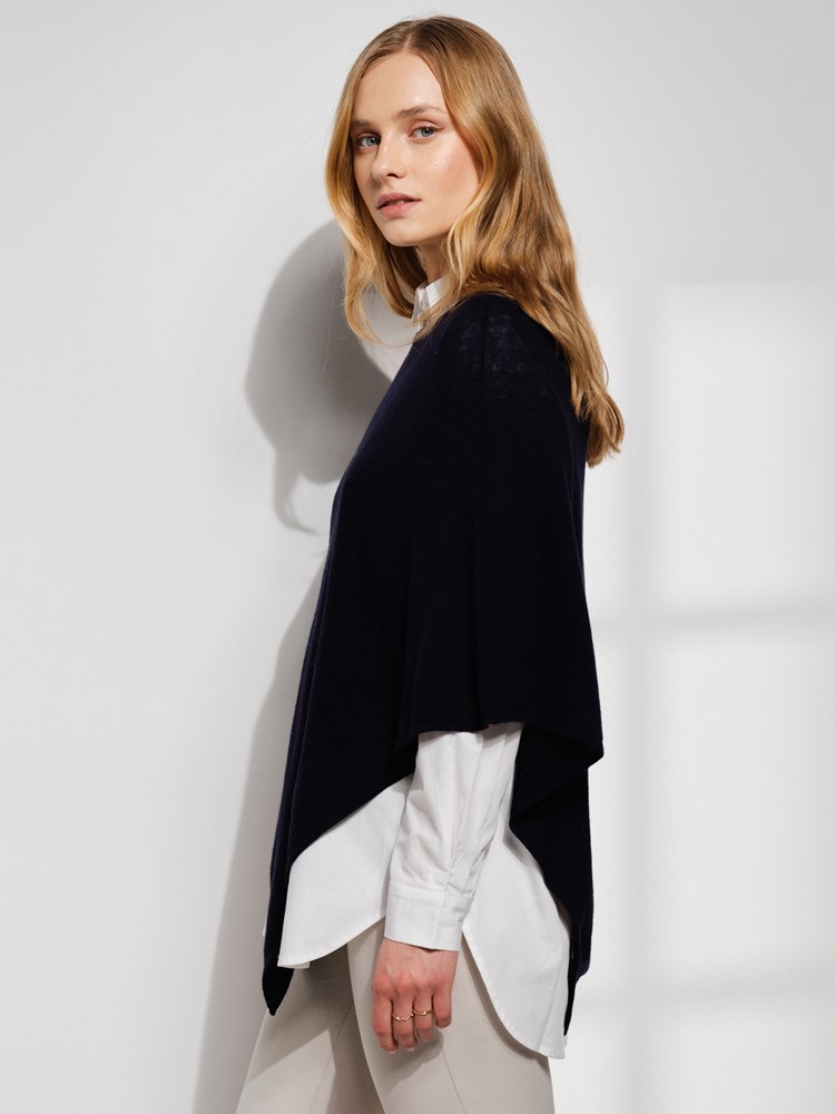 Olea poncho 7505860_EM1-MARIEPHILIPPE-S24-Modell-Front_chn=match_1589_7505860 EM1_Olea poncho EM1_Olea poncho EM1 7505860.jpg_Front||Front