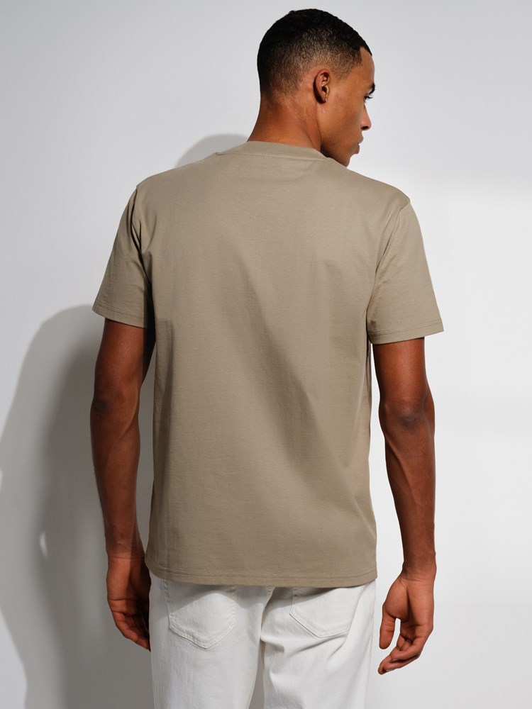Tomasi t-skjorte 7506837_ADO-MARIOCONTI-S24-Modell-Back_chn=match_340_Tomasi t-skjorte ADO_Tomasi t-skjorte ADO 7506837.jpg_Back||Back