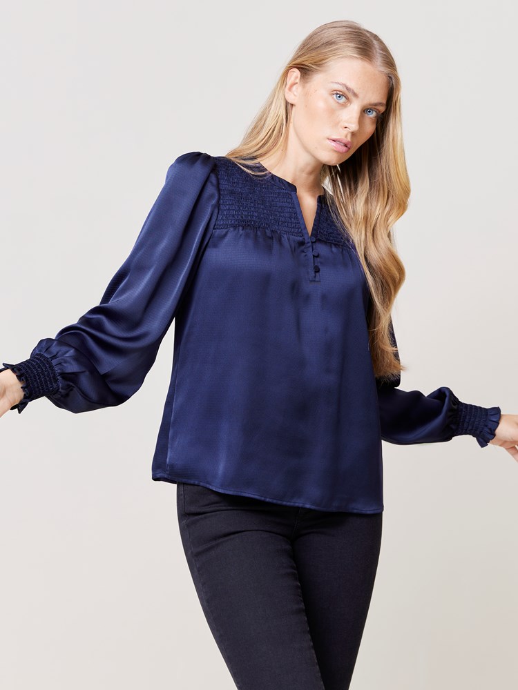 Leia bluse 7509753_EM1-VAVITE-W24-Modell-Front_chn=match_255_Leia bluse EM1.jpg_Front||Front