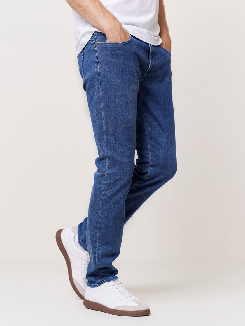 7510011 DAC 7510011_DAC-MarioConti-NOS-modell-left_Steve blue stretch jeans DAC.jpg_Left||Left